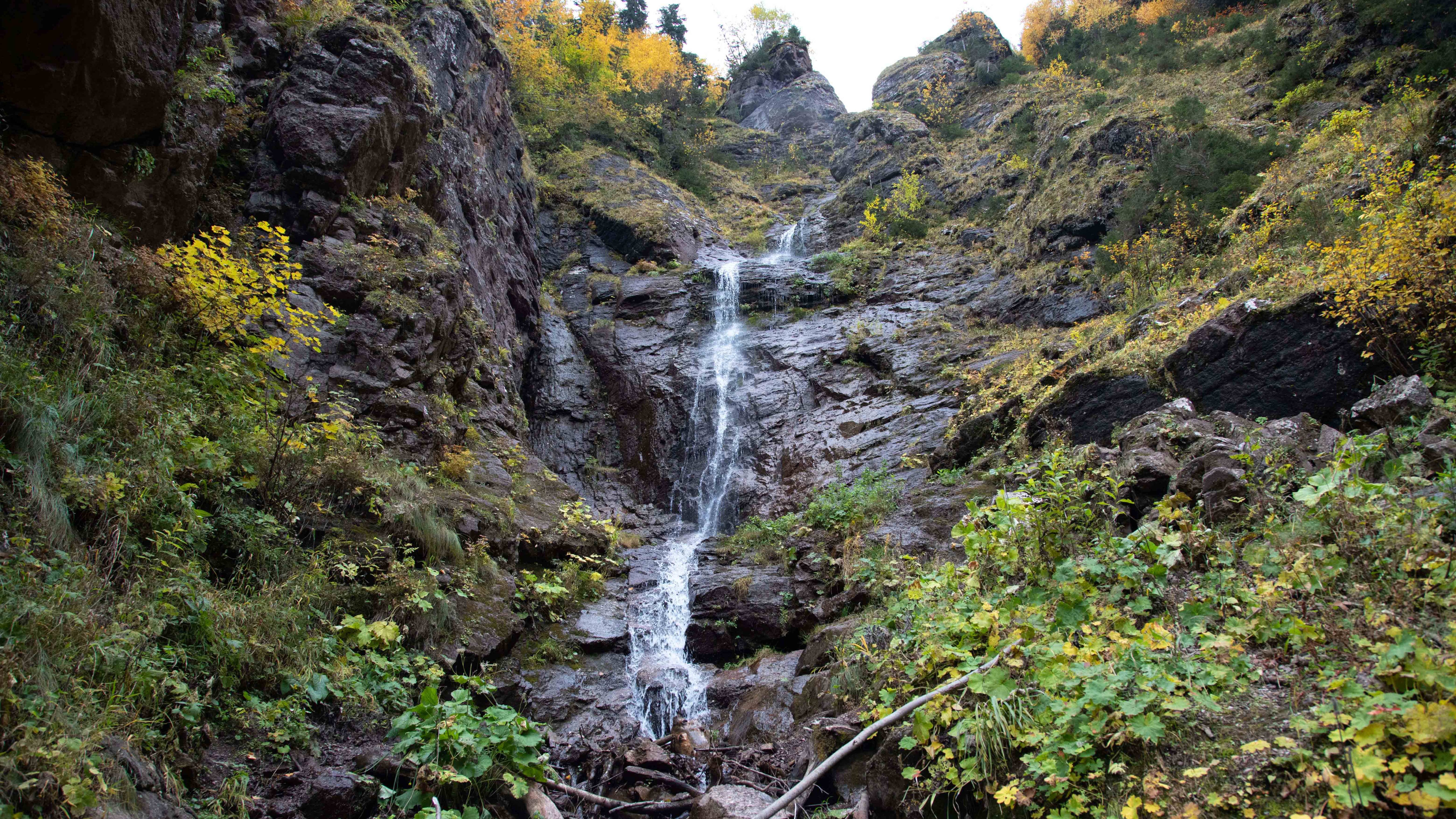 Казачий водопад в Архызе. Легкий и доступный маршрут для небольшой самостоятельной прогулки смотреть онлайн