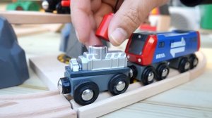 Паровозик Томас и пчелка Джеймс будут кататься по городу Брио - Дорога Брио Делюкс ☆