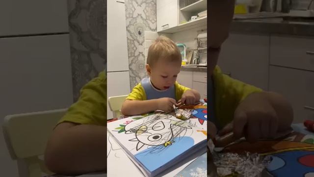 Владислав уже очень хорошо рассказывает сказки