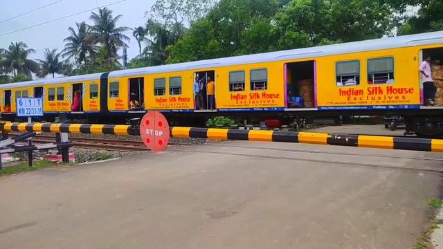 Unique Yellow Color Indian Silk House Rarely Seen EMU crossing The Railgate at Top Speed смотреть онлайн