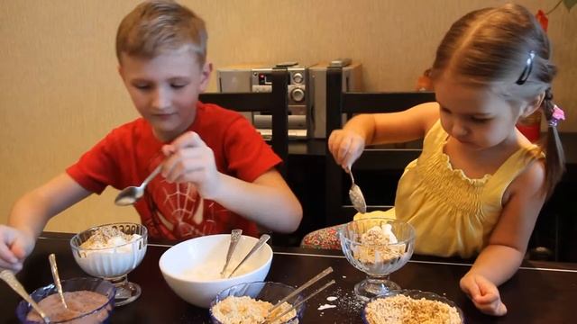 Дети готовят десерт. Десерт Морозко из мороженого. Children prepare dessert смотреть онлайн