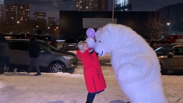 Людмилу поздравил белый медведь смотреть онлайн