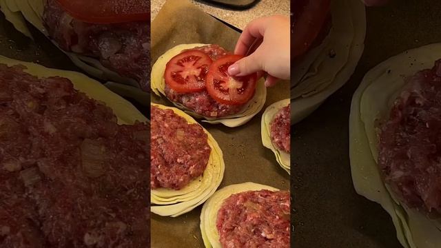 капустные стейки пробовали?😍муж сказал, что это ооочень ленивые голубцы! быстро, просто и вкусно❤️ смотреть онлайн