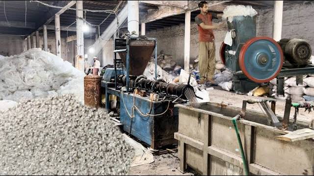 Удивительный процесс переработки полиэтиленовых пакетов в Пластиковые пакеты. смотреть онлайн