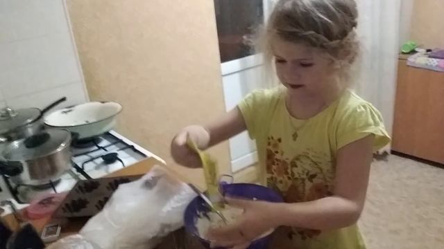 Полинка готовит творожные кексы. смотреть онлайн