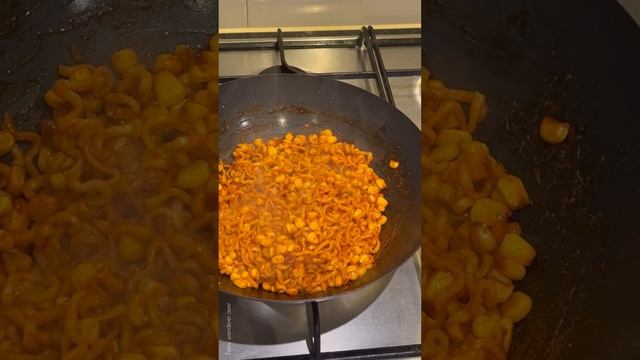 Spicy fire korean buldak ramen with corn cheese l Hot chicken flavour noodles 🔥 🍝 😍 смотреть онлайн