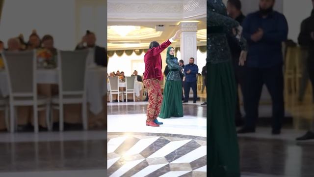 Танец который все ищут 😂🔥 мужик зажигает смотреть онлайн