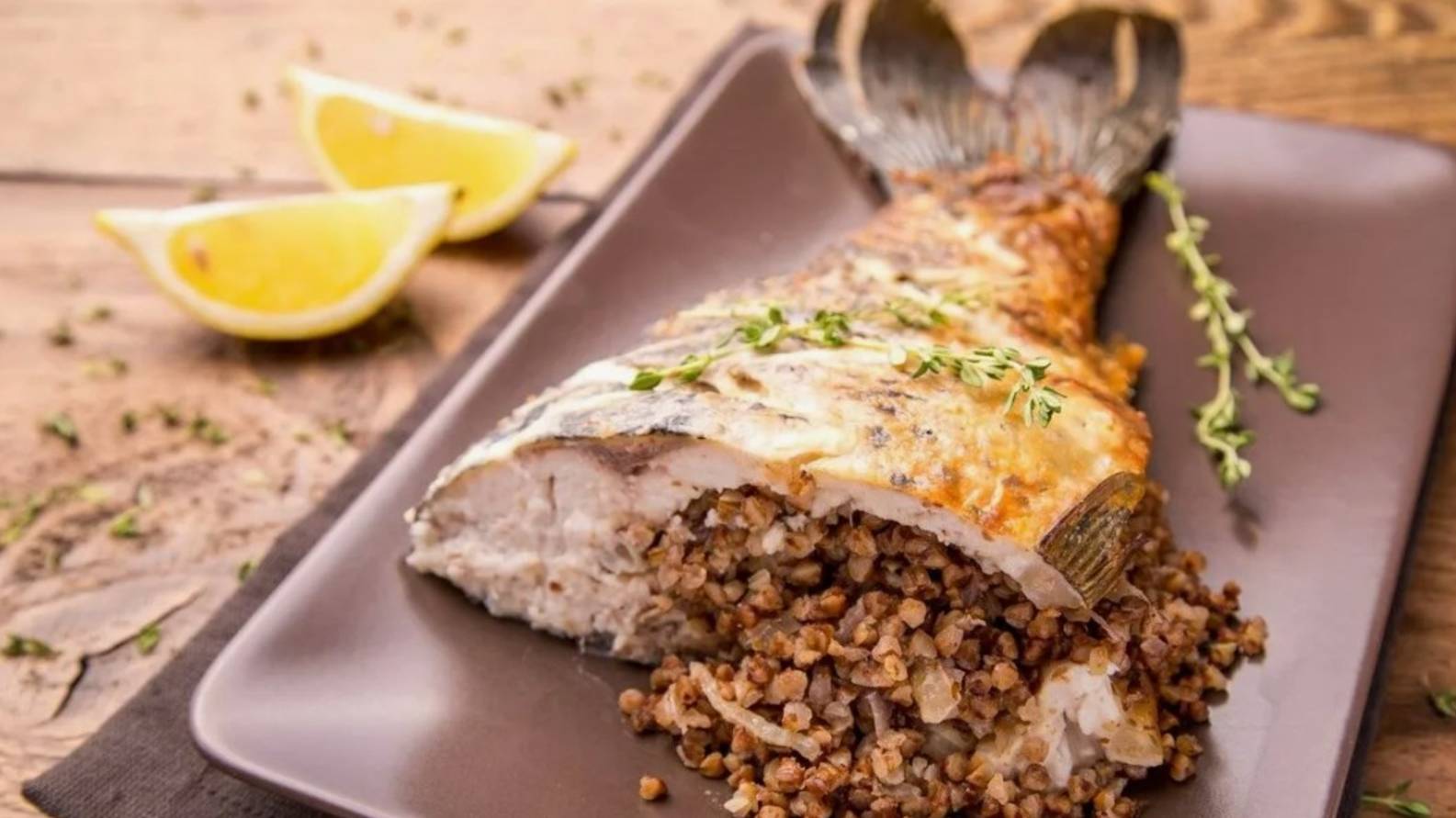 Печеный карп с кашей и грибами