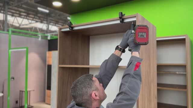 Сборка шкафа серии "Локер" | Складная система дверей WingLine L с механизмом Push to Move смотреть онлайн