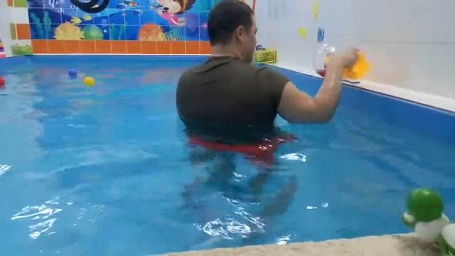 Вика первый раз в бассейне. смотреть онлайн