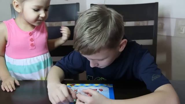 Цветные аппликации для детей. Аппликация из пуговиц Земляничка. Color applique for children смотреть онлайн