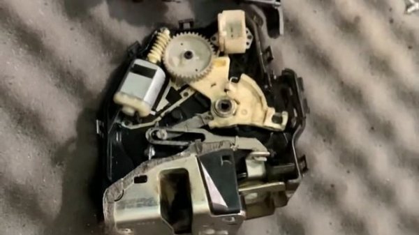 Замок двери Королла Аксио