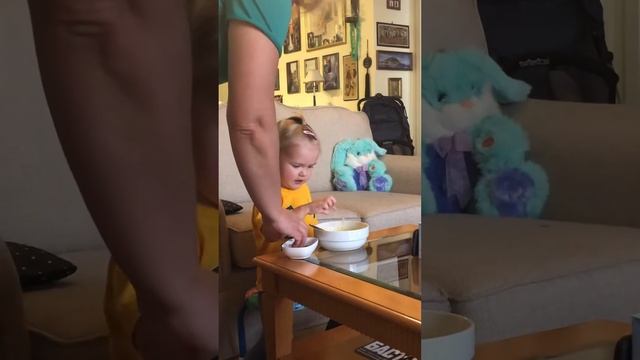 Алиса завтракает.Ребенок два года😀Margaret and Alise!baby смотреть онлайн