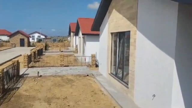 Фрагмент построенного квартала на улице Мускатной в посёлке Винная деревня рядом с Таманью смотреть онлайн