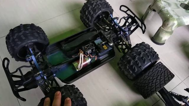 1/8 HSP Savagery & 1/10 JLB Cheetah review смотреть онлайн