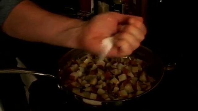 Eggs Benedict & Eggs Florentine Recipes : Finishing Potatoes for Eggs Benedict смотреть онлайн