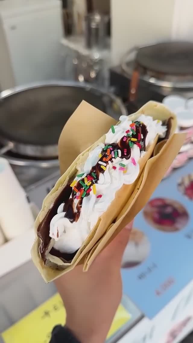 Канал Уличная Еда / Street Food Channel. Блины с клубникой, бананом и черникой. смотреть онлайн