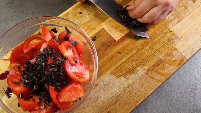Необычно! Салат с помидорами, вишней и базиликом смотреть онлайн