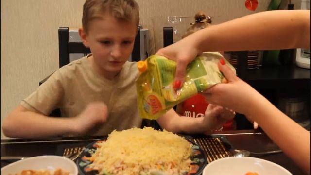 Как приготовить салат цезарь в домашних условиях. Готовим вместе с детьми салат цезарь смотреть онлайн