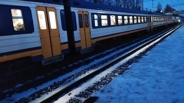 "Десятивагонный одессит" ЭР9Е-658 останавливается на Новобеличах смотреть онлайн