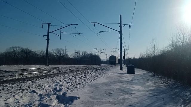 Электровоз ЭП1-302 с почтово-багажным поездом №990 на Транссибе зимой. смотреть онлайн