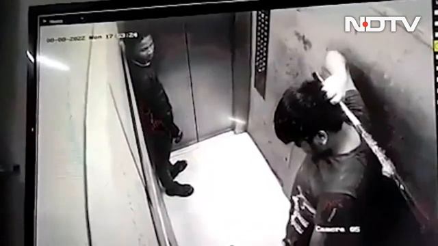 Video: Another Pet Dog Attack In Lift, This Time In Noida Housing Society смотреть онлайн