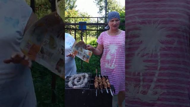 Колбаски гриль на даче и шашлык.... смотреть онлайн