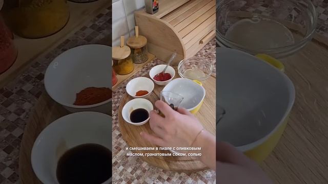 НОВОГОДНЯЯ КУРИЦА В ДУХОВКЕ С ПРЯНЫМ ПЛОВОМ ПО-ТУРЕЦКИ #новогоднийрецепт #курицавдуховке #pilav смотреть онлайн