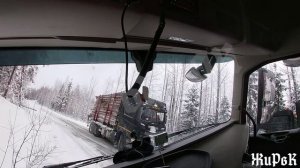 Лесовоз Вольво утащило в канаву.