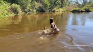 Гусь Петр впервые видит реку!