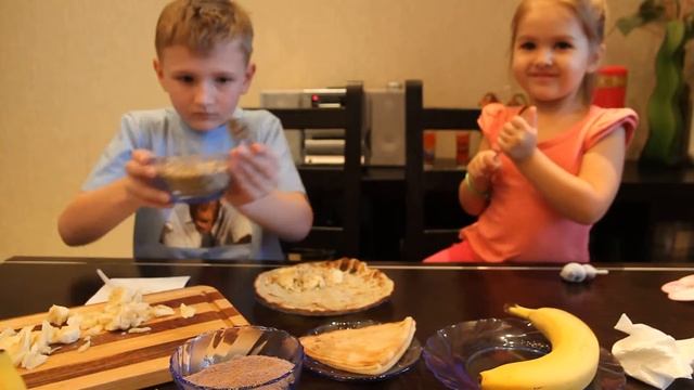 Готовим вместе с детьми блины с бананами, орехами и шоколадом. Учим детей готовить смотреть онлайн