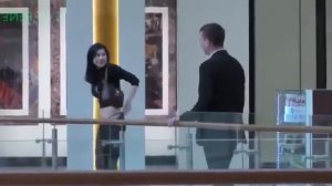 ДЕВУШКА В ТЦ ПОКАЗАЛА СВОЮ ПОПУ ПРОХОЖИМ