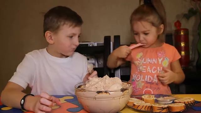 Дети готовят сами. Делаем шоколадный торт мороженое. Make chocolate cake ice cream. смотреть онлайн
