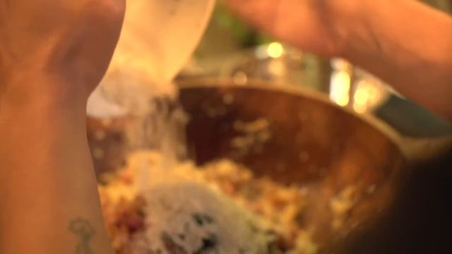 Canederli Tirolesi on cheese fondue - Christmas pasta recipe смотреть онлайн