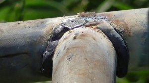 Чтобы металл не стекал вниз при сварке вертикала, рисуй электродом восьмёрку.