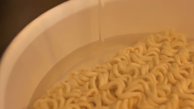 간단한 혼밥? 모든 라면 종류가 여기에 ! 각종 토핑은 무료 ! 무인 라면 편의점 | 24/7 Ramyun Convenience Store | Korean Street food смотреть онлайн