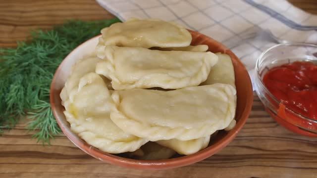 Пельмени Уральские! Вареники с сырой картошкой! Вкуснее чем с мясом. Незабываемый вкус детства. смотреть онлайн