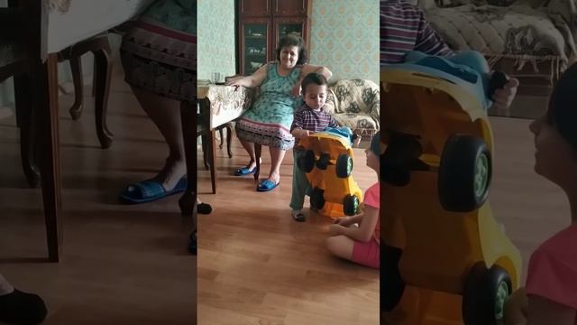 К Абушке гость пришёл смотреть онлайн