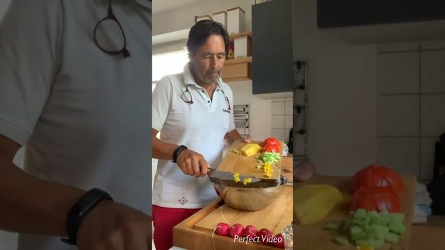 Frischer Sommersalat mit gebratenem Hühnchen смотреть онлайн