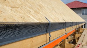 Основание под мягкую черепицу и монтаж крюков водосточной системы / Каркасный дом часть 8