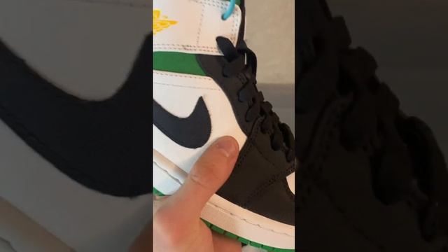 Яркие кроссовки Nike Air Jordan 1 #poizon #jordan #nike смотреть онлайн