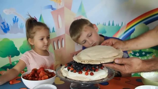 ✔ Готовим с Джейми Оливером ✔ Торт "Павлова" с клубникой и жимолостью по рецепту Джейми Оливера смотреть онлайн