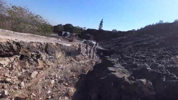 Робот дня - робособака Unitree B2-W мчится по пересечённой местности