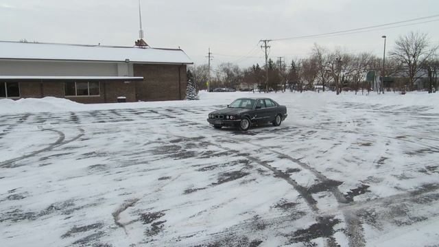 playing with BMW e34 540i in the snow смотреть онлайн