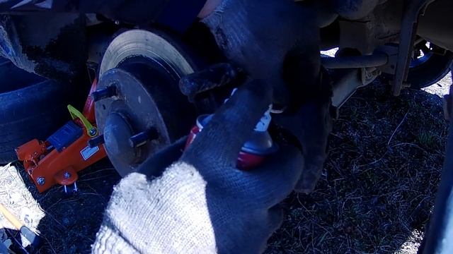 Замена задних дисковых тормозных колодок Мицубиси Каризма смотреть онлайн