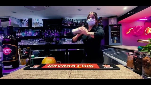 Como preparar un coctel Caipirisima en el Bar Sangri La Con Havana Club 7 Años@ShowLatinoTv смотреть онлайн
