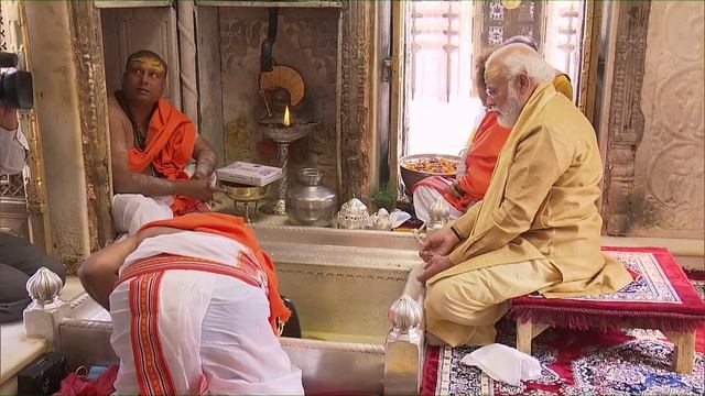 PM Modi performs darshan and puja at Shri Kashi Vishwanath Temple in Varanasi смотреть онлайн