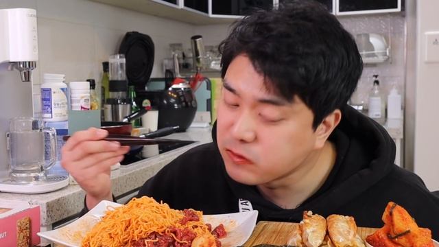 핫한 육회비빔면과 만두 드라마먹방ASMR MUKBANG KOREAN RAW BEEF WITH SPICY NOODLES & FRIED DUMPLING EATING SHOW смотреть онлайн