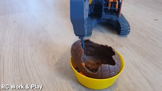RC Volvo EC160E 3-in-1 excavator demolishing an m&m's Easter egg! смотреть онлайн