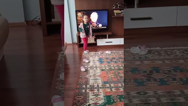 Liva ve Mira tek ayak üstünde ziplamayi öğreniyor смотреть онлайн